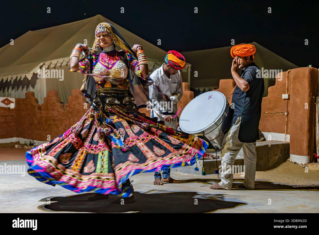 Traditionelle indische Tänzerin in der Thar-Wüste, Rajasthan, Indien. Stockfoto