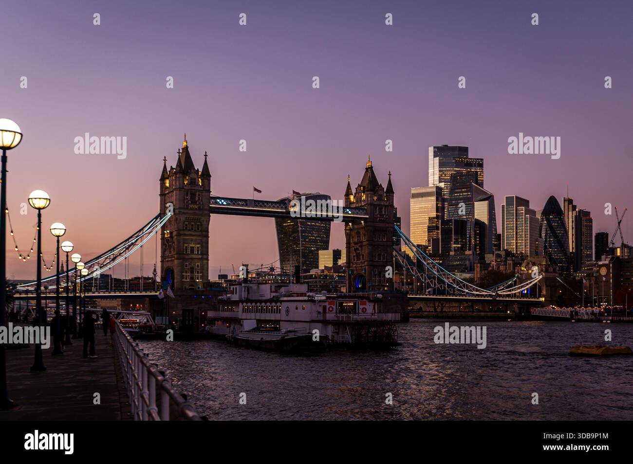 Tower Bridge in der Dämmerung, London, UK Stockfoto