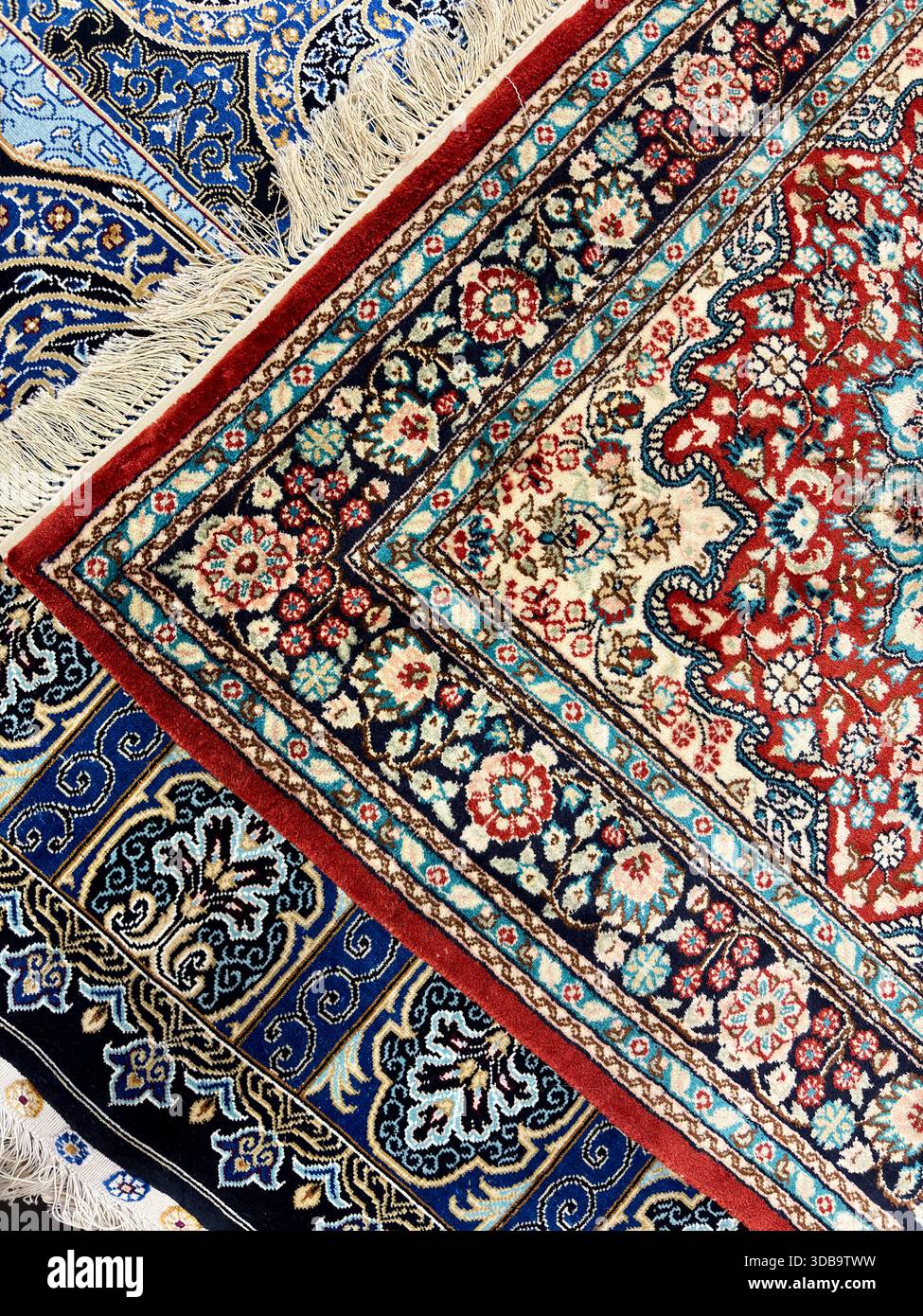 Kräftiges Rot und Blau im traditionellen persischen Stil Stockfoto