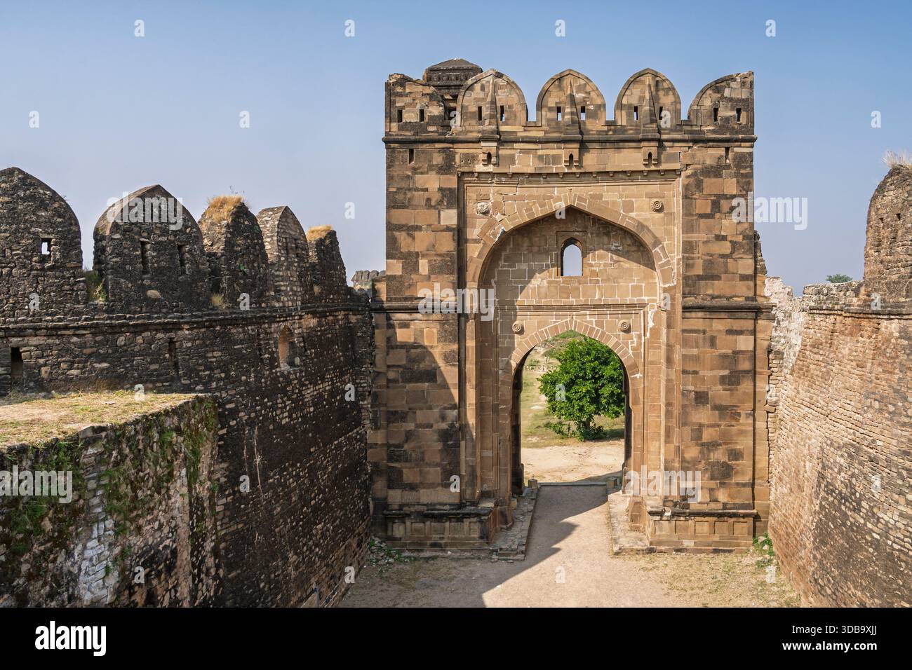 Blick auf das Innere des Schah Chandwali Tores im alten Rohtas Fort, UNESCO-Weltkulturerbe, erbaut von Sher Shah Suri, Jhelum, Punjab, Pakistan Stockfoto