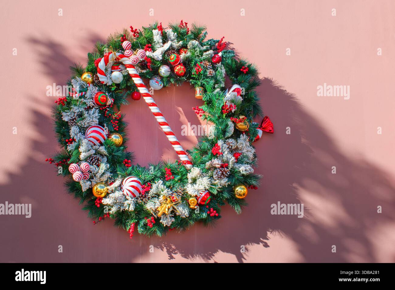 Traditioneller Weihnachtskranz an der Wand - Weihnachtsdekoration Stockfoto