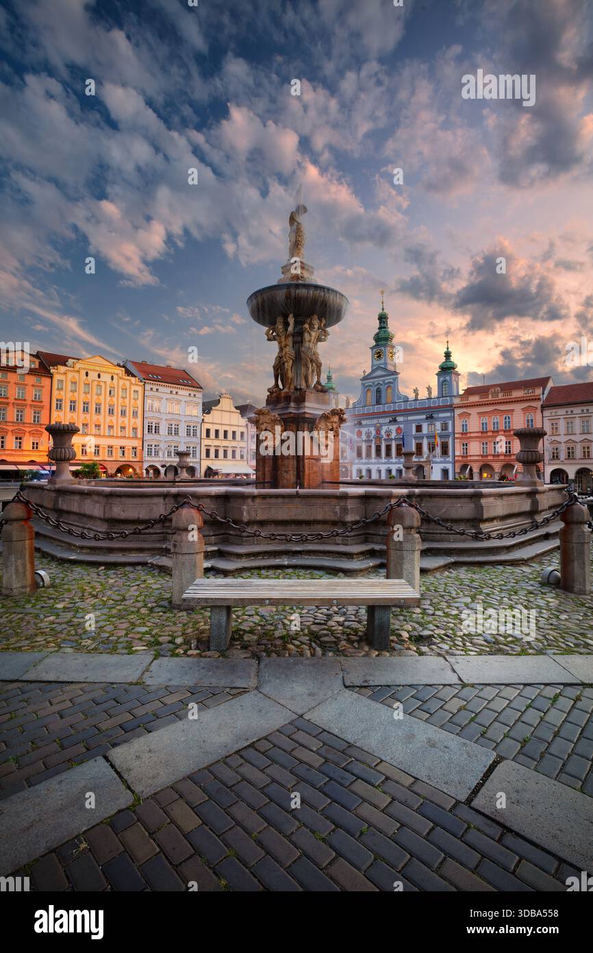 Ceske Budejovice, Tschechische Republik. Stadtbild der Innenstadt von Ceske Budejovice, Tschechische Republik mit Platz Premysl Otakar II und Samson-Brunnen in Su Stockfoto