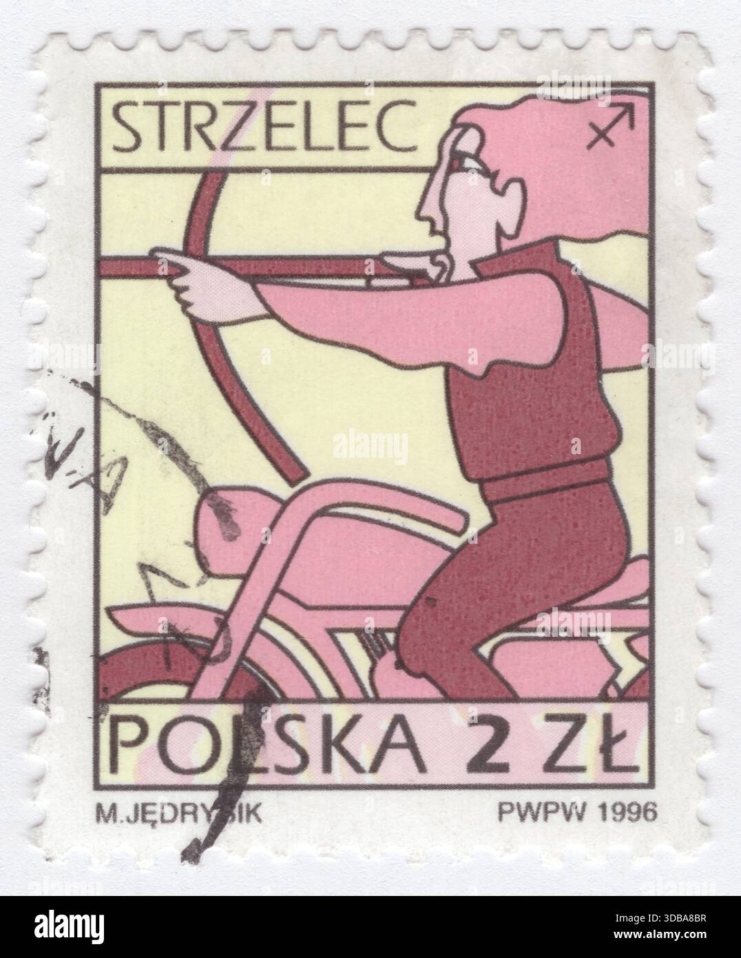POLEN — 28. Juni 1996: 2 Zloty-braunes und gelbes Postzeichen mit den Zeichen des Zodiaks: Sagittarius (♐︎) ist das neunte astrologische Zeichen, das mit dem Sternbild Sagittarius assoziiert ist und 240–270 Grad des Tierkreisgrads umfasst. Unter dem tropischen Tierkreiszeichen durchquert die Sonne dieses Zeichen zwischen dem 22. November und dem 21. Dezember. Die griechische Mythologie verbindet Schütze mit dem Zentauren Chiron, der Achilles, einen griechischen Helden des Trojanischen Krieges, im Bogenschießen betreute. Der Schütze, auch bekannt als der Schütze, wird durch das Symbol eines Bogens und Pfeils dargestellt Stockfoto