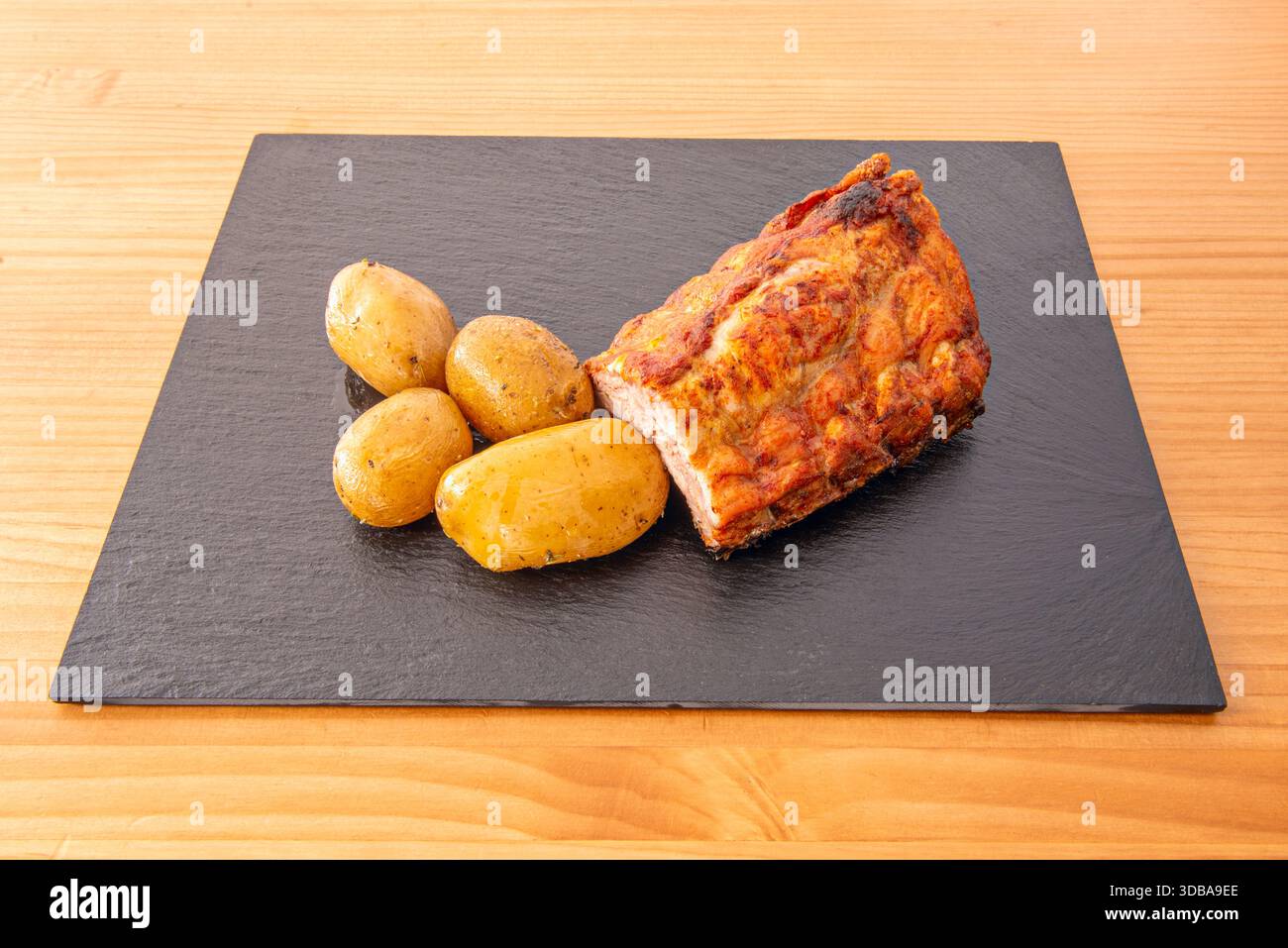 Schweinerippchen glasiert mit einer Mischung aus Sojasauce, Ananas und Ingwer, garniert mit gegrillten Ananasstücken. Stockfoto