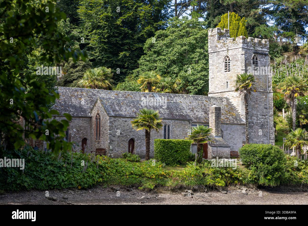 St. auf dem Roseland Cemetery, Cornwall. Berühmt für seine aus dem 13. Jahrhundert stammende Kirche St. Just, die in wunderschönen, halbtropischen Gärten am Wasser mit einer Geschichte liegt Stockfoto