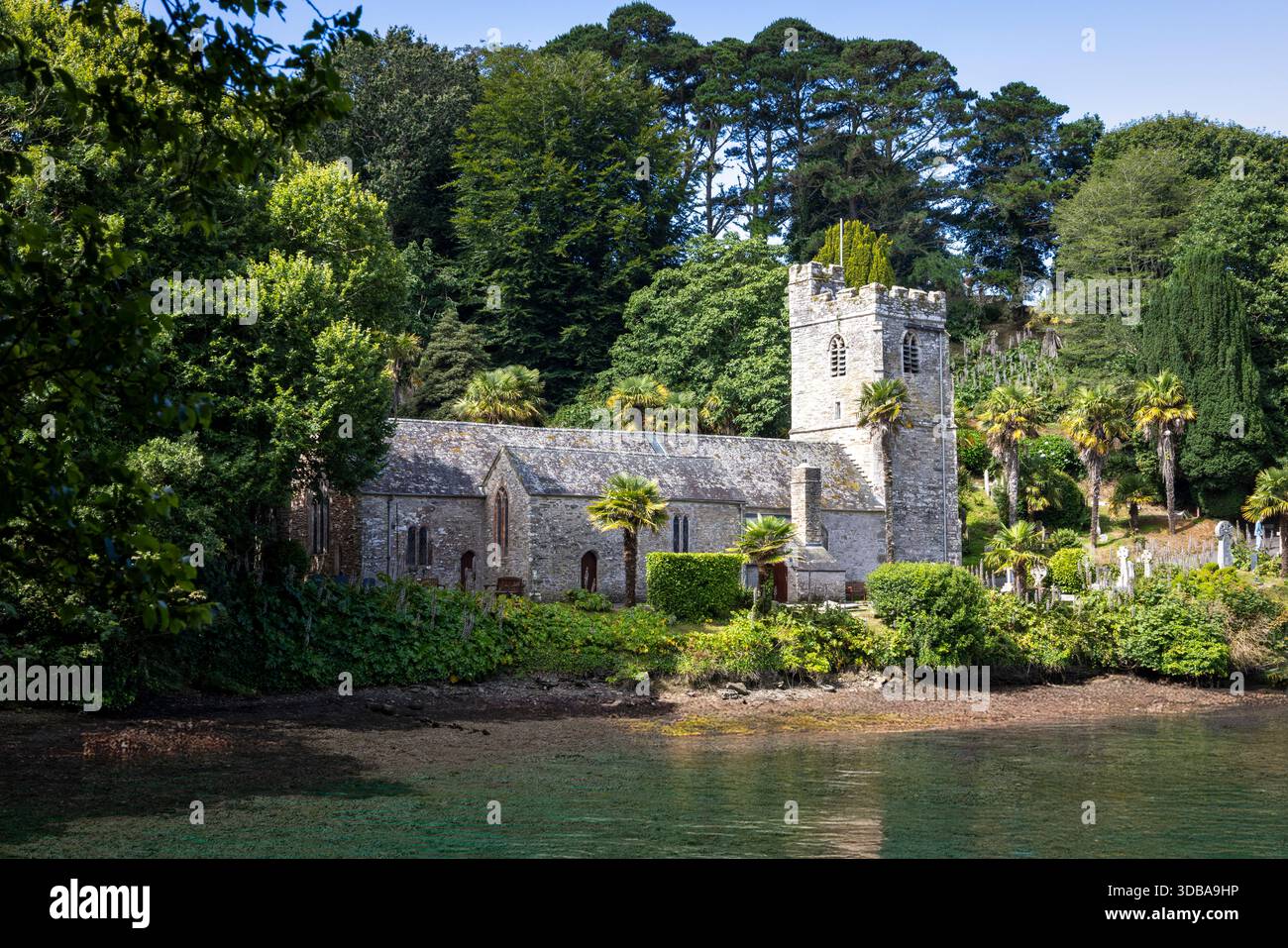 St. auf dem Roseland Cemetery, Cornwall. Berühmt für seine aus dem 13. Jahrhundert stammende Kirche St. Just, die in wunderschönen, halbtropischen Gärten am Wasser mit einer Geschichte liegt Stockfoto