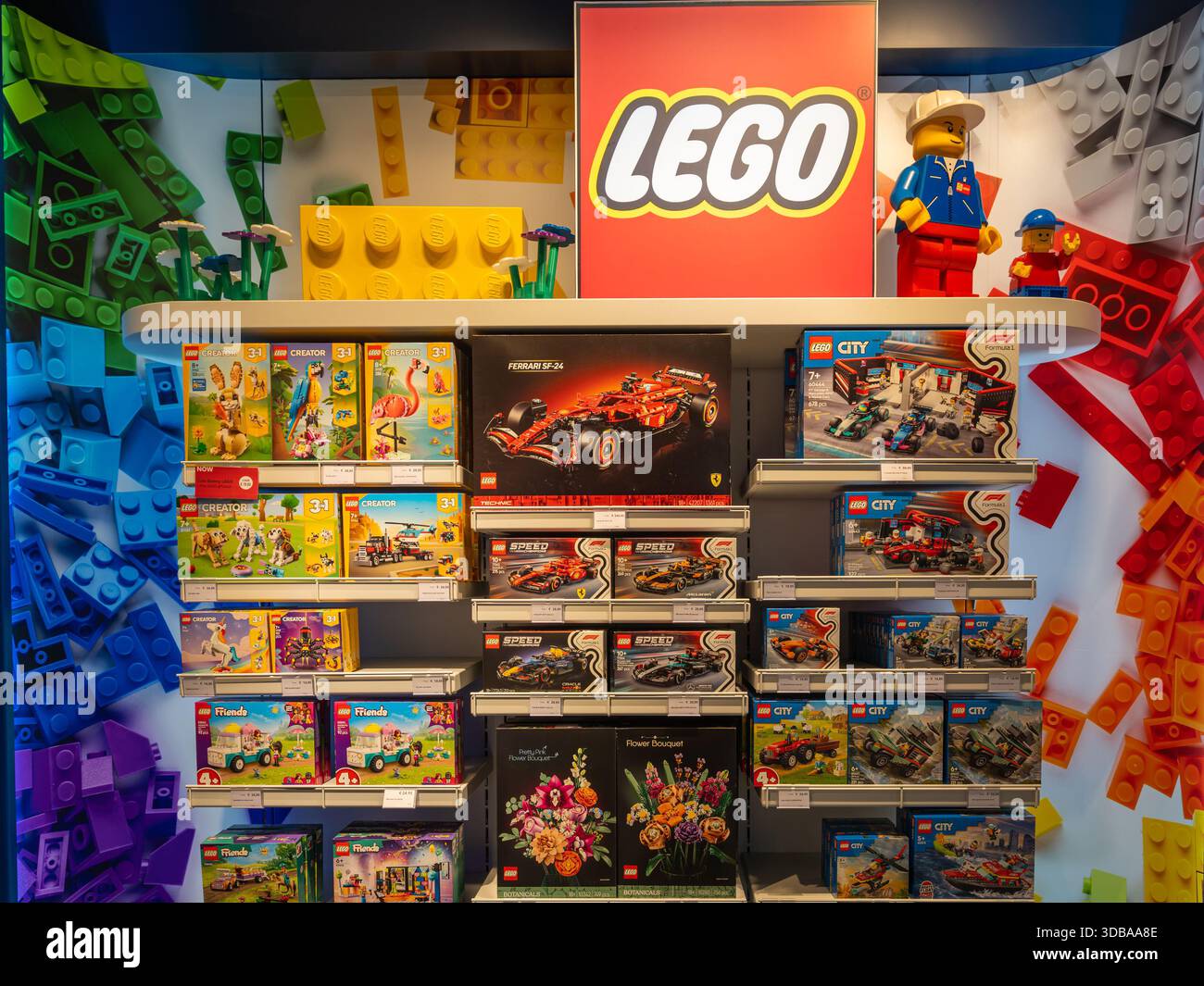 Amsterdam, Niederlande, 13.12.2025, LEGO Einzelhandelsgeschäft mit Produktanzeigen, Außenansicht des berühmten Toy Brand Shop Stockfoto