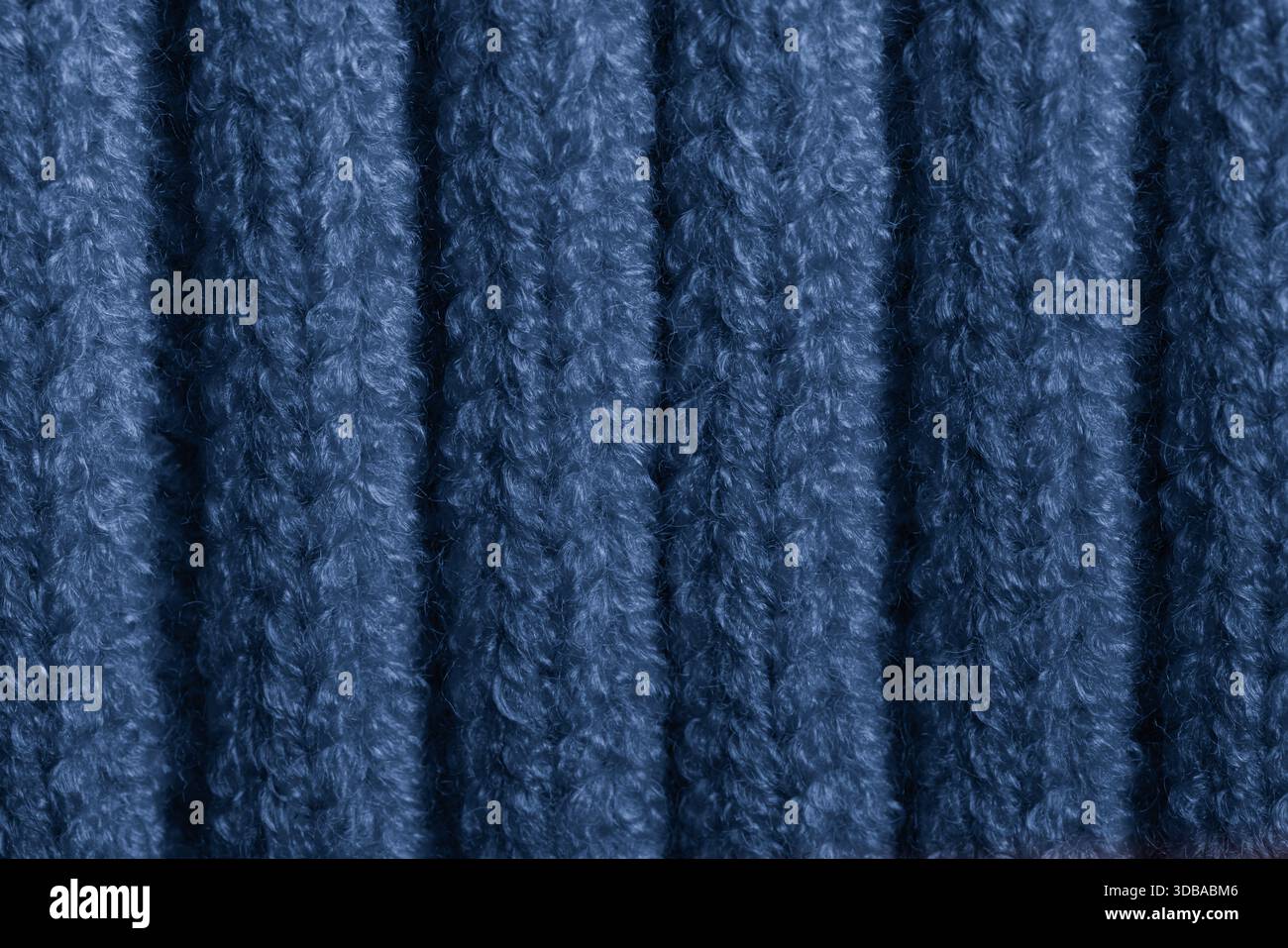 Makrostruktur aus tiefblauem Rippenstrick oder Cordgewebe Stockfoto