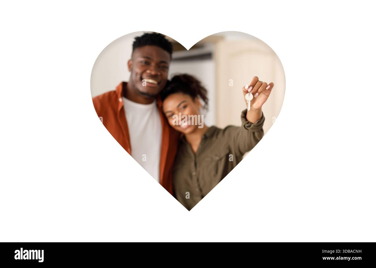 Ein Paar feiert sein neues Zuhause mit einem herzförmigen Collage-Moment Stockfoto