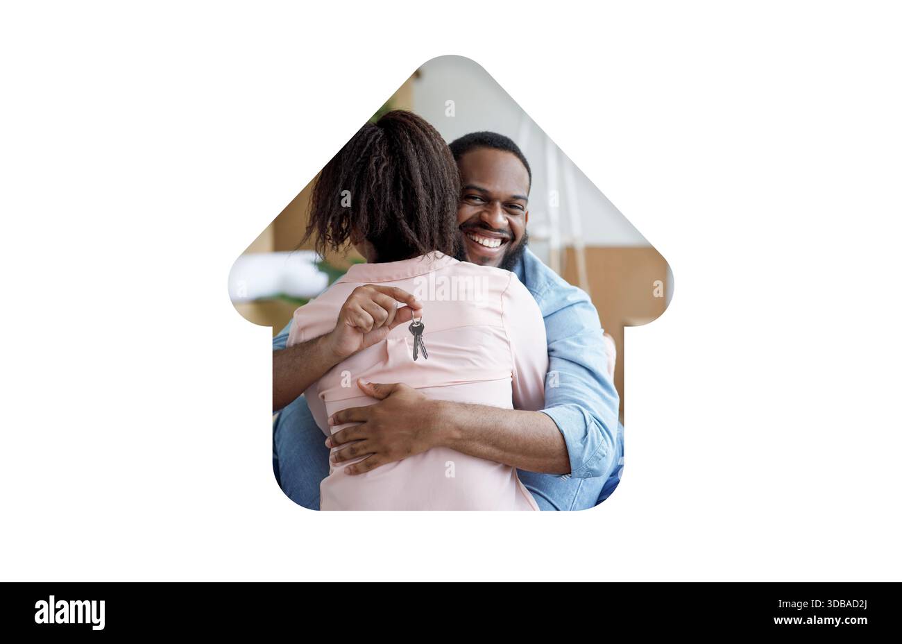 Ein Paar feiert das neue Zuhause mit Freude und Spannung in einer gemütlichen Inneneinrichtung Stockfoto