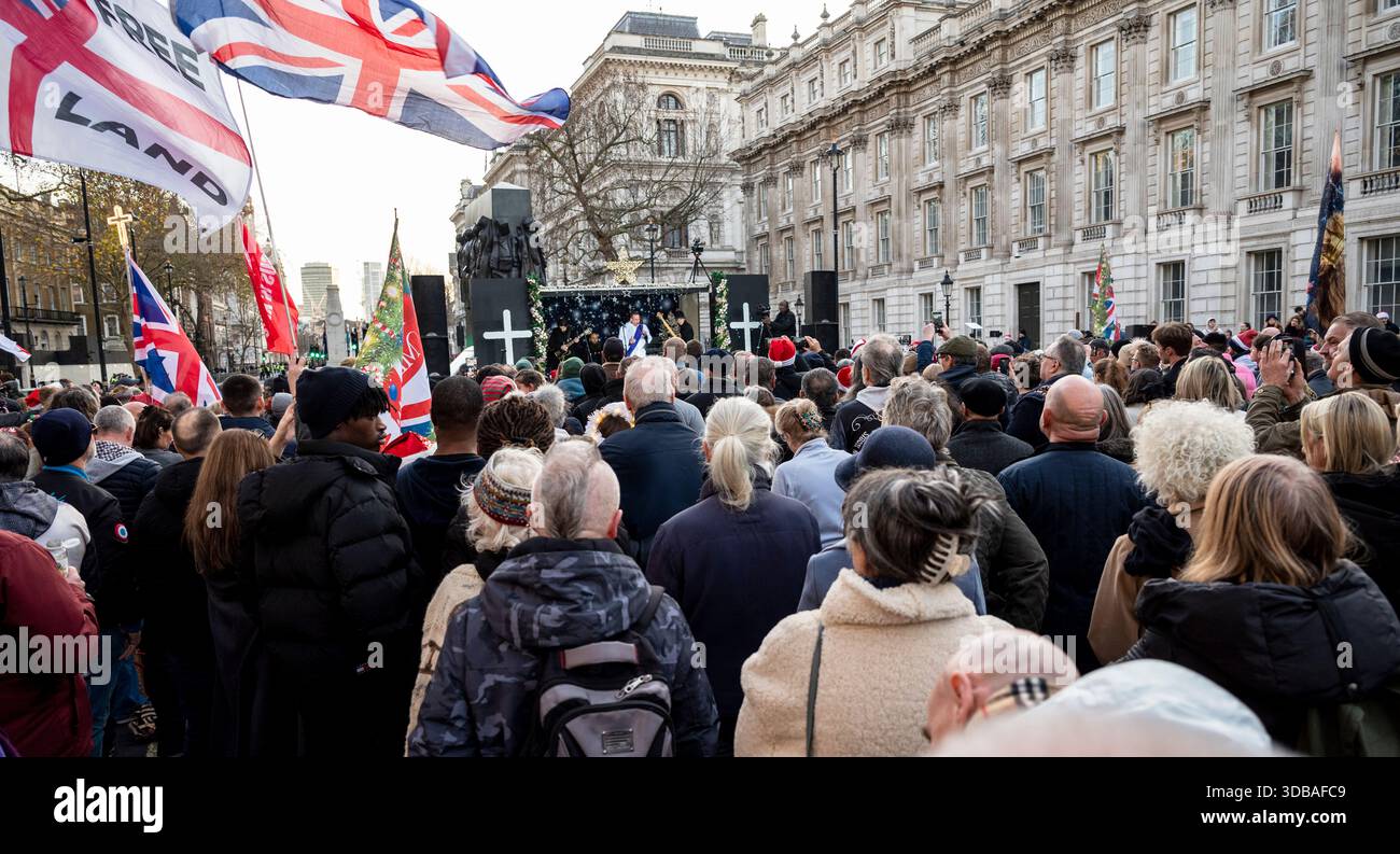 Veranstaltung „Put Christ Back into Christmas“ in Whitehall, organisiert von Tommy Robinson, mit Bibelvorlesungen und Weihnachtsliedern, London, UK, 13. Oktober 2025 Stockfoto
