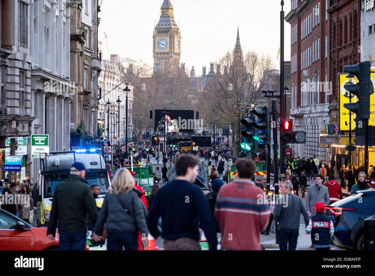 Stellen Sie sich der Rassismus · Anti-Digital ID Group Rallye in Whitehall, London, England, Großbritannien, 13. Oktober 2025 Stockfoto