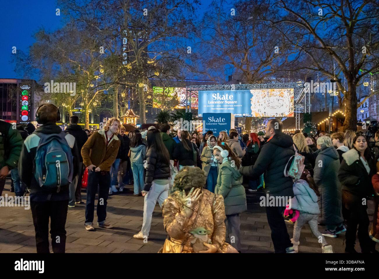 Masses of People, Leicester Square zur Weihnachtszeit, London, England, Großbritannien Stockfoto