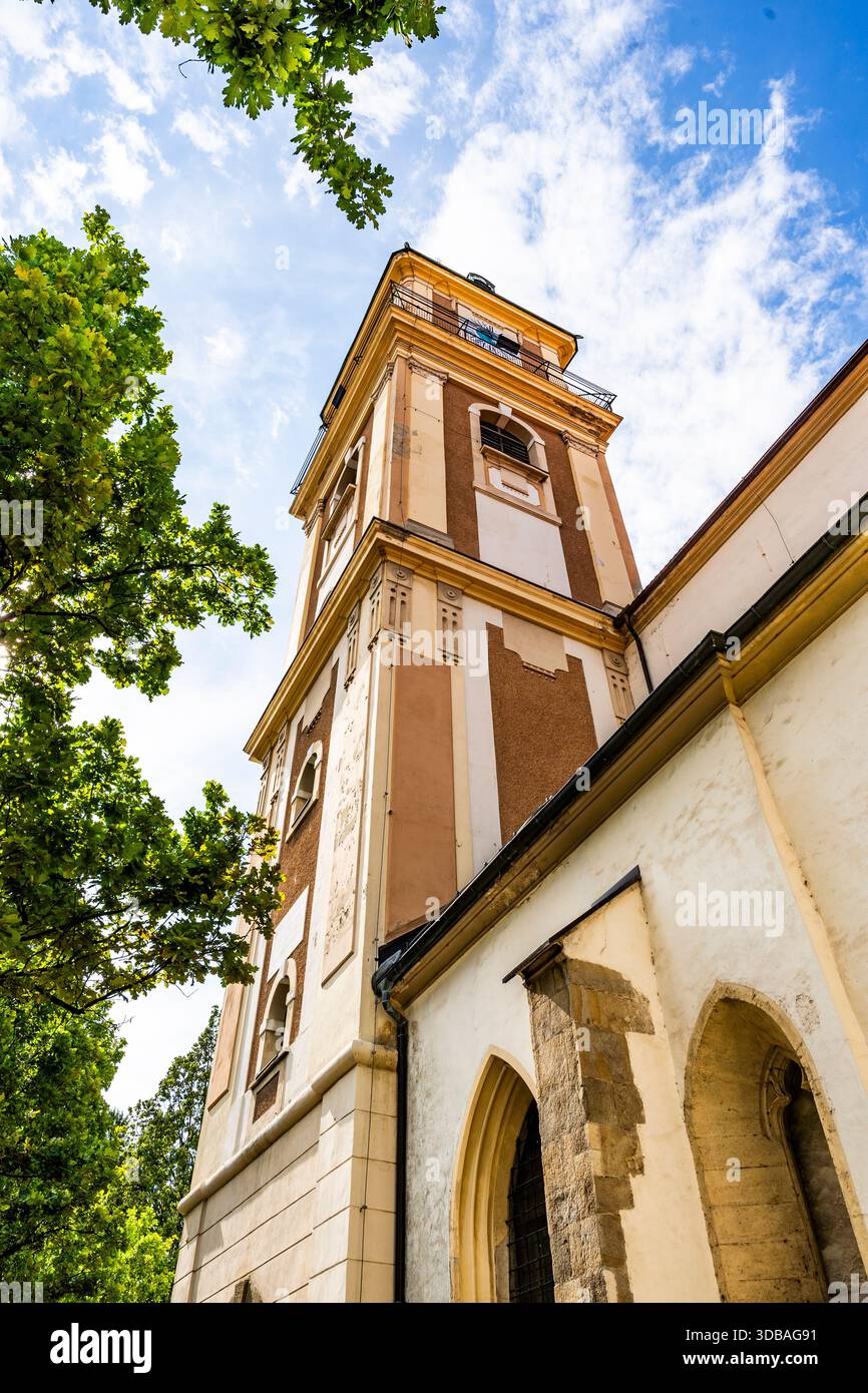 Der Glockenturm der Maribor Kathedrale (Kirche des Heiligen Johannes des Täufers), religiöses Wahrzeichen in Slomskov trg, Maribor, Slowenien. Stockfoto