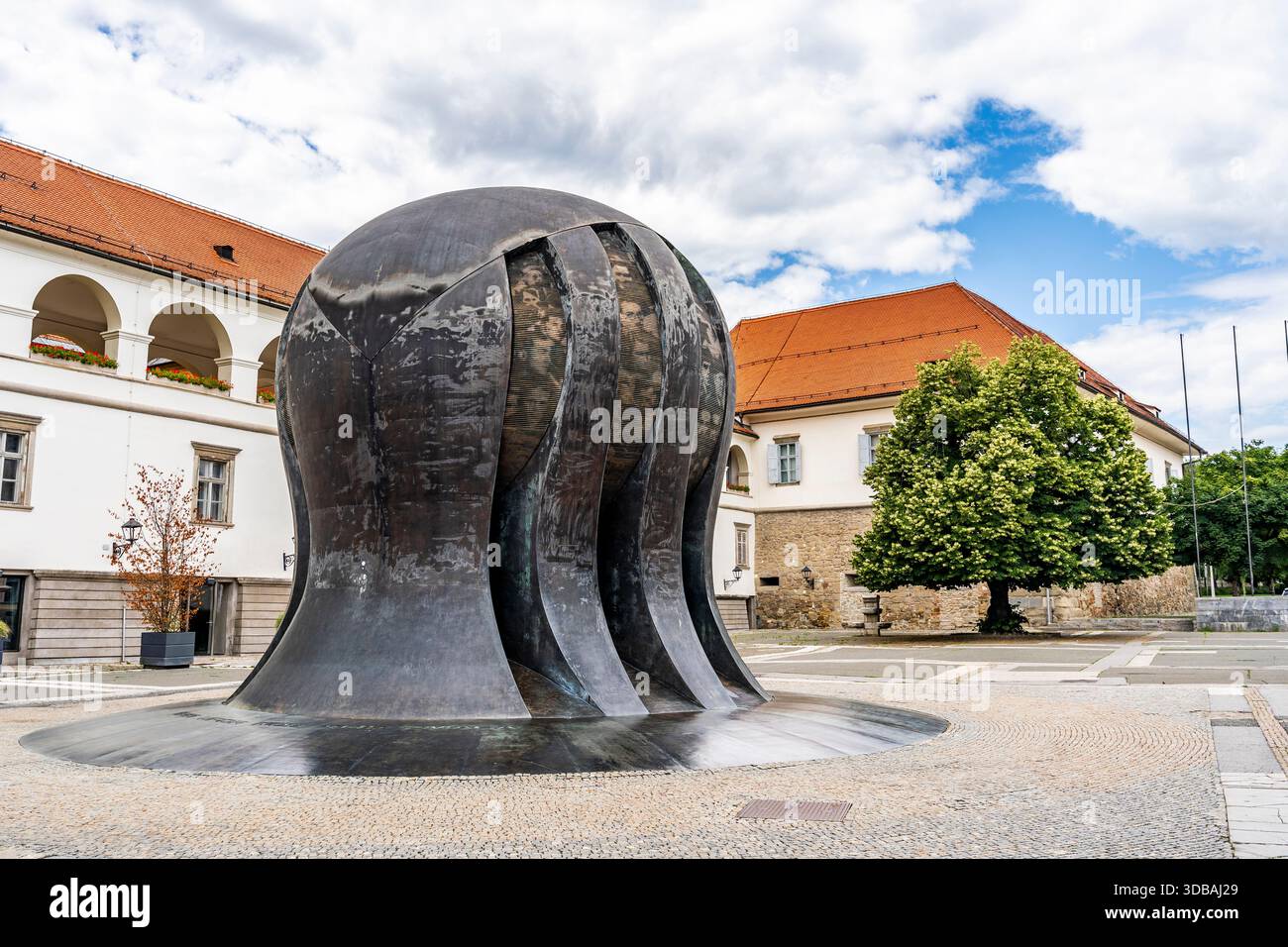 Das nationale Befreiungsdenkmal, bekannt als Kodzak, Skulptur von Slavko Tihec zum Gedenken an den Widerstand des Zweiten Weltkriegs, in Trg svobode, Maribor, Slowenien Stockfoto