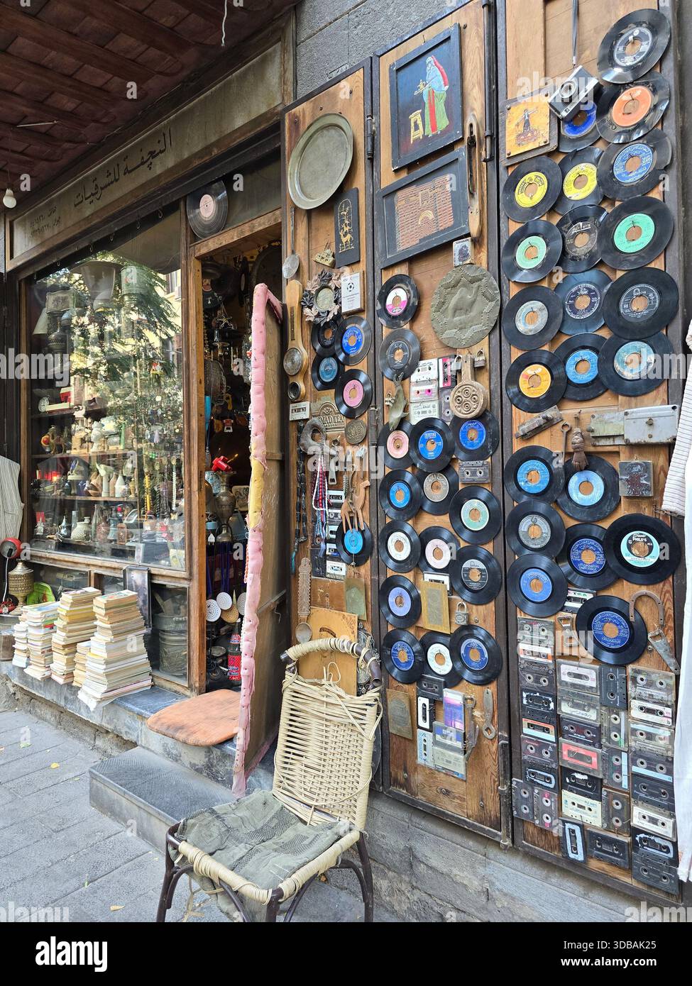 Außenansicht eines Antiquitätengeschäfts in der Altstadt von Damaskus, Syrien, mit Vintage-Artikeln und Sammlerstücken in der Ladenfront. - Smartphone-aufgenommenes Stockfoto