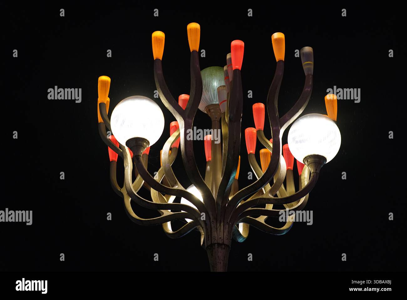 Dekorative künstlerische Straßenlaterne beleuchtet bei Nacht in der Stadt Nantes, Frankreich. Nantes, Frankreich Stockfoto