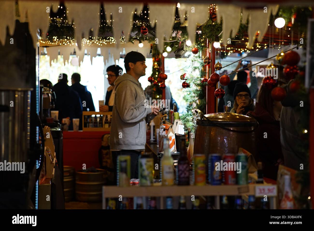 Weihnachtsmarkt mit festlicher Dekoration, Imbissständen und Besuchern in Nantes, Frankreich. Nantes, Frankreich Stockfoto