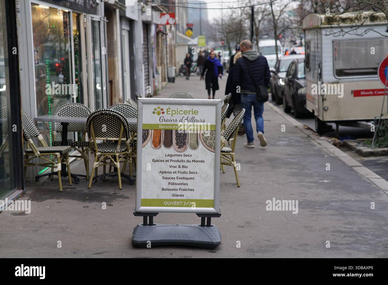 Straßencafé-Schild und Sitzplätze im Freien auf einem Bürgersteig in einem Wohngebiet von Nantes, Frankreich. Nantes, Frankreich Stockfoto
