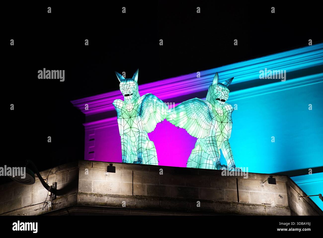 Beleuchtete Tierskulpturen auf einem Dach als Teil einer Nachtlichtinstallation in Nantes, Frankreich. Nantes, Frankreich Stockfoto