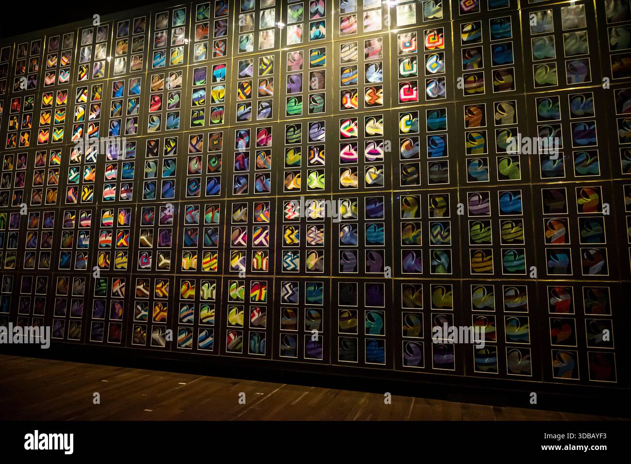 Sidney Nolans Schlange (1970–72), ein riesiges Wandgemälde der Regenbogenschlange aus 1.620 Gemälden, Museum of Old and New Art (MONA) – ein Kunstmuseum im Besitz von David Stockfoto