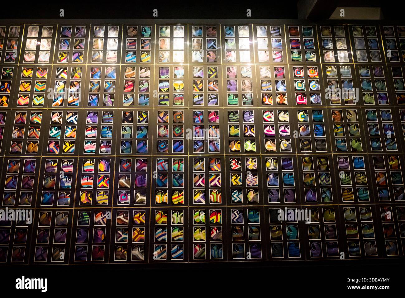 Sidney Nolans Schlange (1970–72), ein riesiges Wandgemälde der Regenbogenschlange aus 1.620 Gemälden, Museum of Old and New Art (MONA) – ein Kunstmuseum im Besitz von David Stockfoto