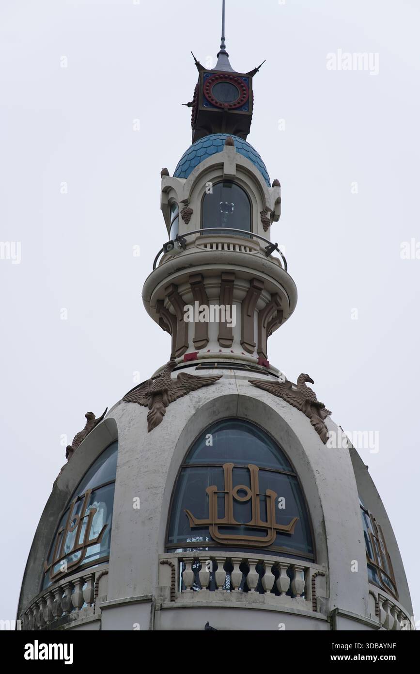 Verzierter historischer Turm mit dekorativem Mauerwerk und Kuppelarchitektur in Nantes, Frankreich, aus einem niedrigen Winkel zum Himmel fotografiert. Nantes, Frankreich Stockfoto