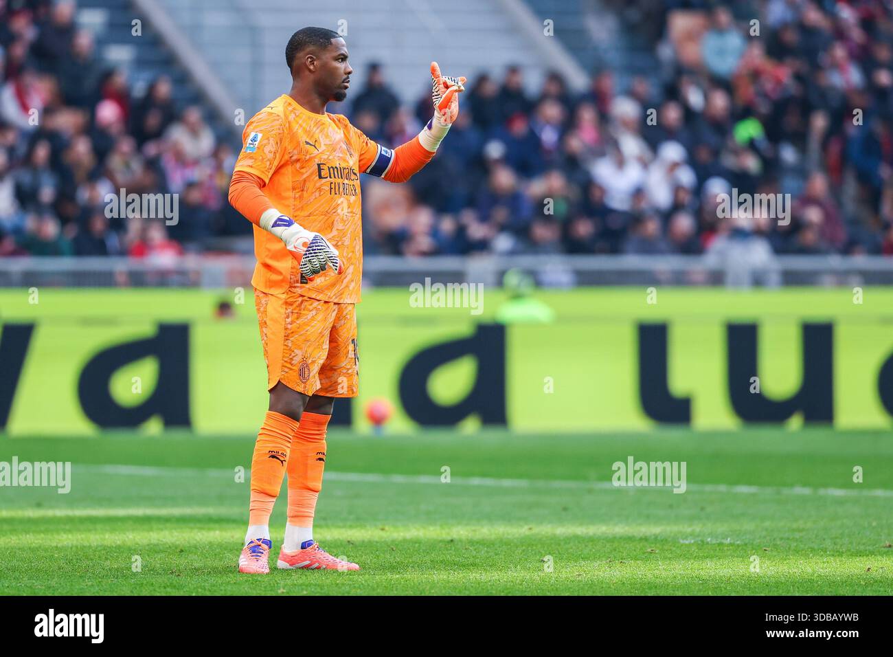 Mike Maignan vom AC Mailand Gesten während des Fußballspiels der Serie A 2025/26 zwischen dem AC Mailand und US Sassuolo im San Siro Stadion in Mailand Stockfoto