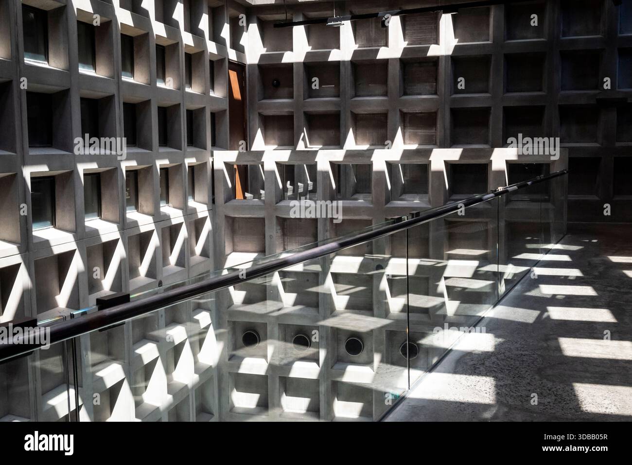 Ölinstallation: Großer Raum, bedeckt mit einer tiefen Schicht Öl-Effekt, von Richard Wilson, Museum of Old and New Art (MONA) - ein Kunstmuseum im Inneren Stockfoto