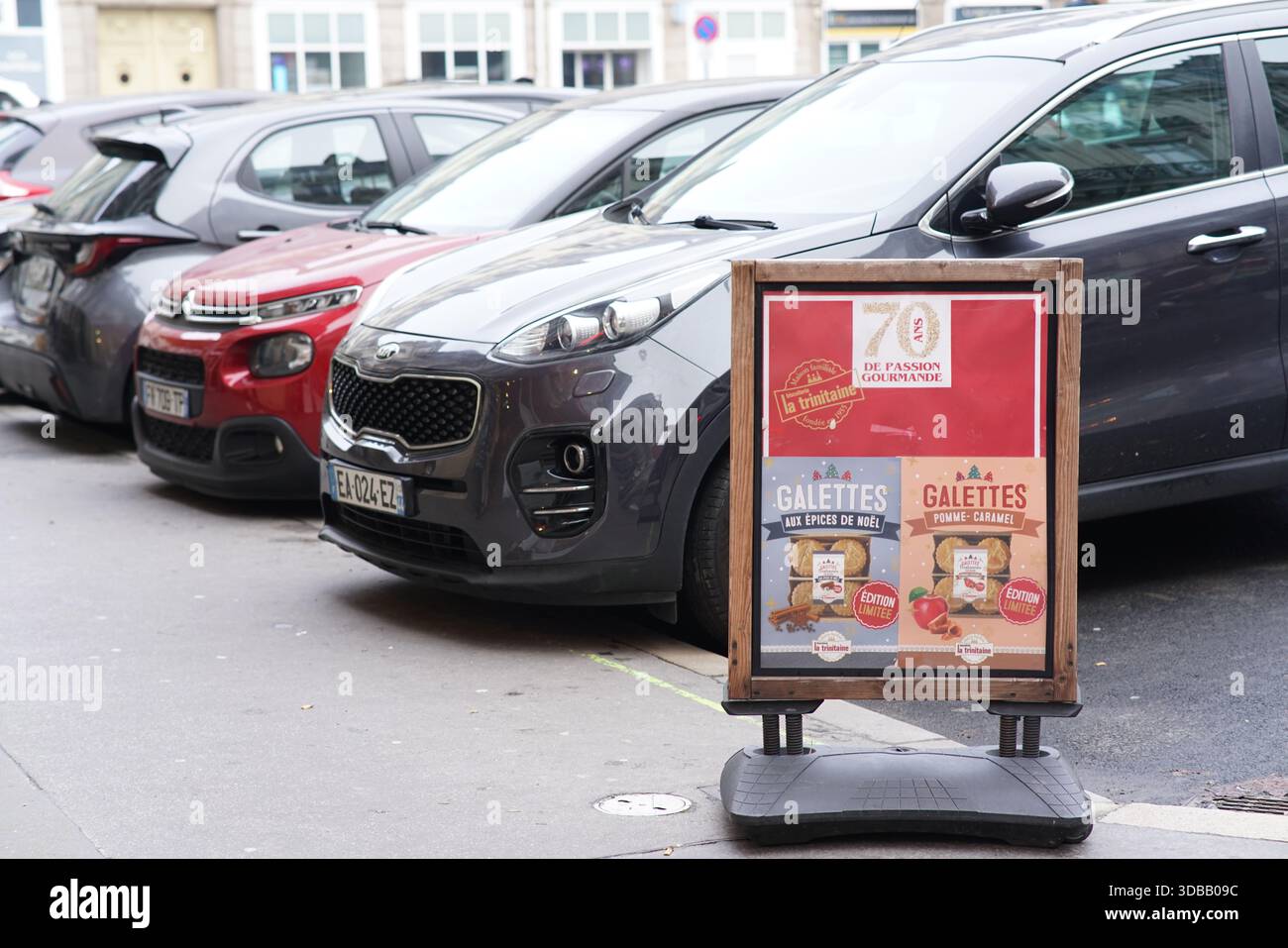 Schild auf dem Bürgersteig, das Galettes Biscuits vor einem Geschäft in einer Stadtstraße in Nantes, Frankreich, anprangert Stockfoto