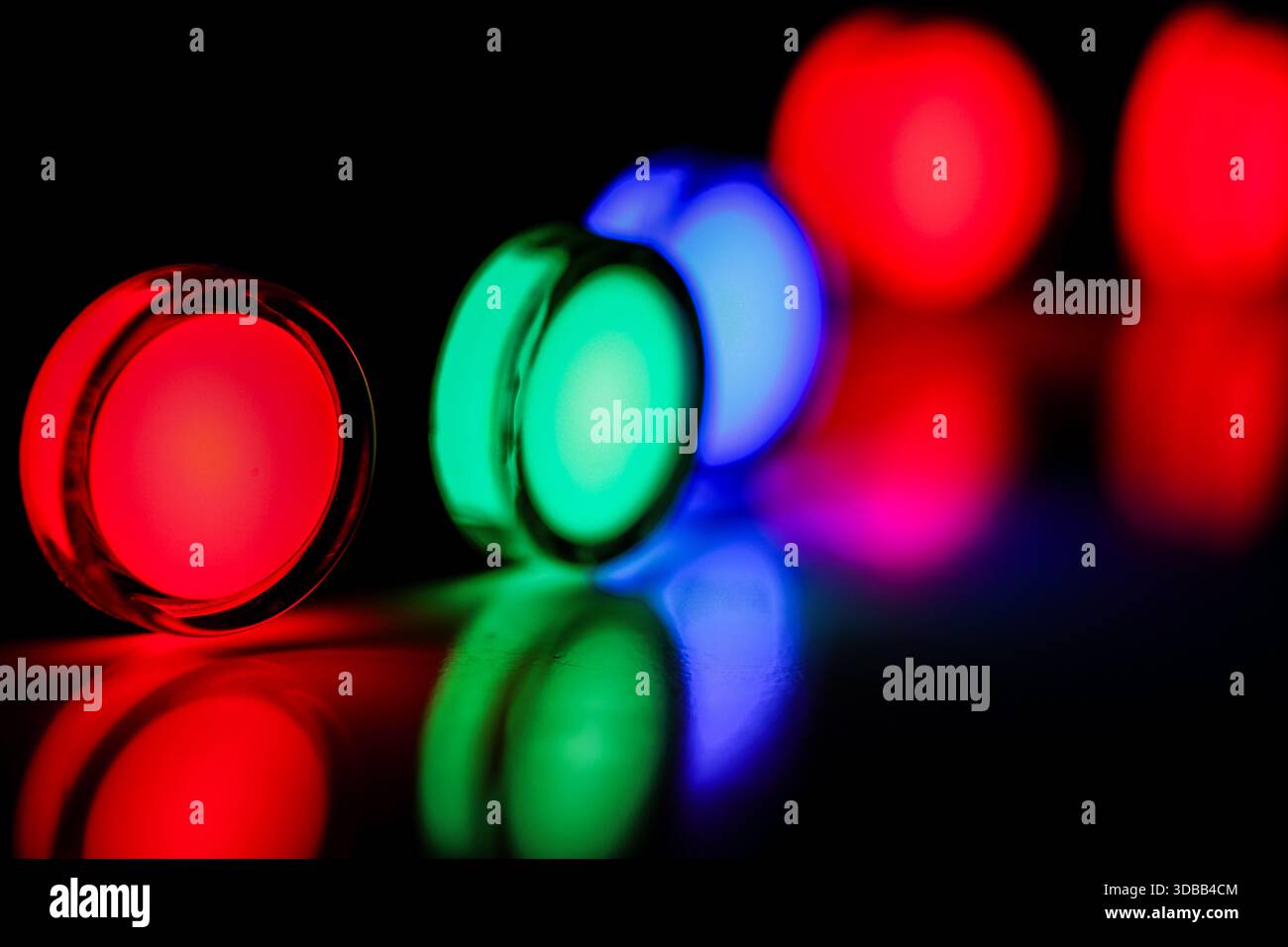Bunte LED-Anzeigeleuchten mit geringer Schärfentiefe auf schwarzem Hintergrund Stockfoto