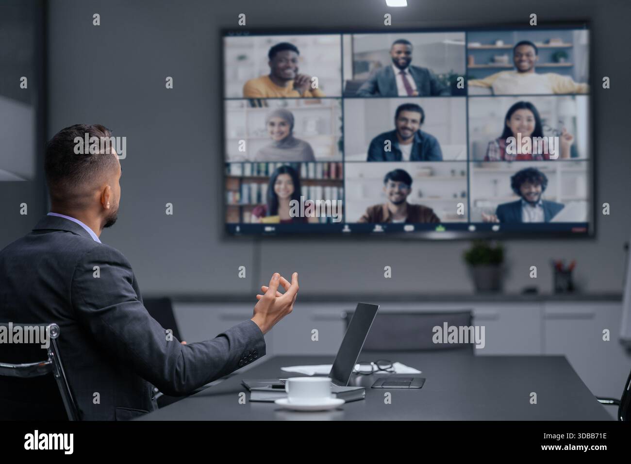 Online-Meeting Mit Teilnehmern Aus Verschiedenen Standorten Während Der Arbeitszeit Stockfoto