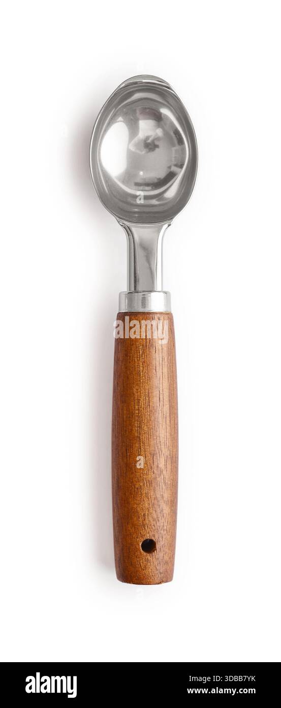 Eislöffel aus Edelstahl mit Holzgriff isoliert auf weißem Hintergrund, Schneidepfad im Lieferumfang enthalten. Stockfoto