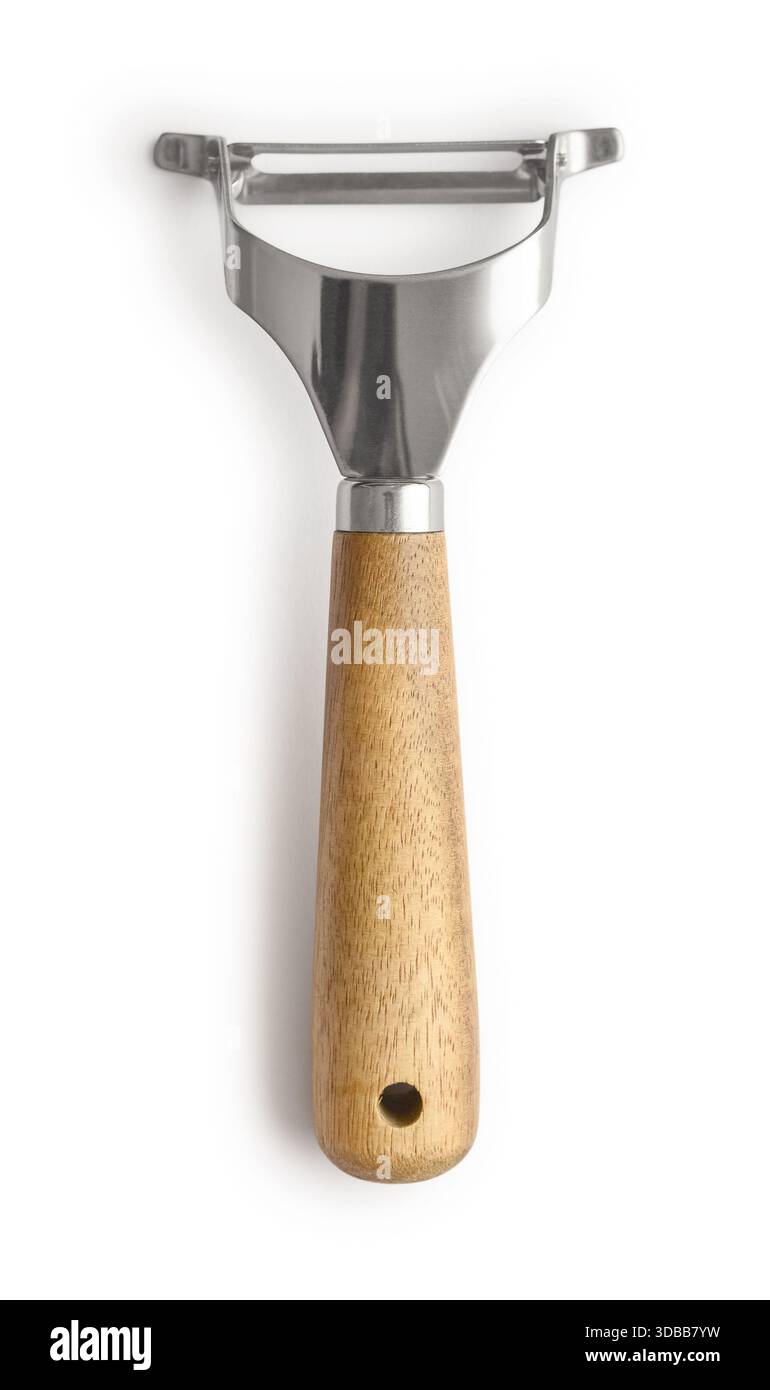 Gemüseschäler aus Edelstahl mit Holzgriff isoliert auf weißem Hintergrund, Schneidepfad im Lieferumfang enthalten. Stockfoto