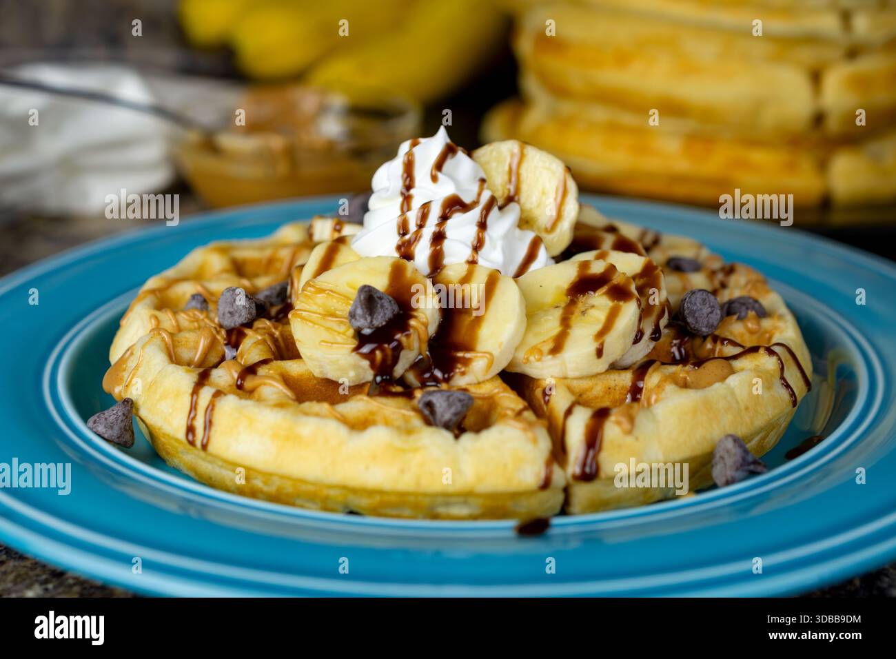 Eine goldene Waffel mit Bananen, Erdnussbutter, Schokoladensirup und Schokoladenchips sorgt im Waukesha County, Wisconsin, für einen dekadenten Leckerbissen. Stockfoto