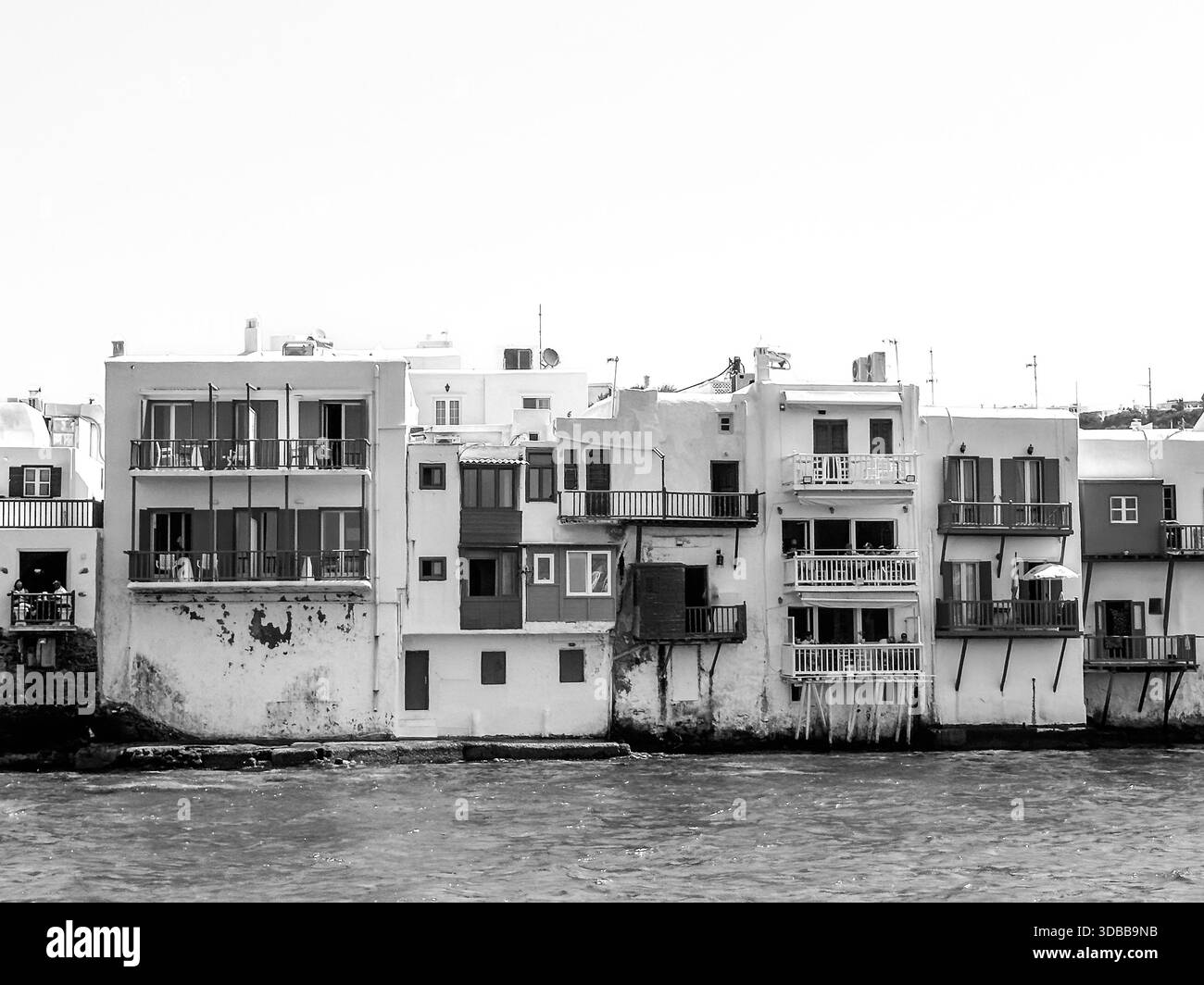 Schwarz-weiß-Blick auf die Gebäude am Wasser in Mykonos-Stadt, Kykladen, Griechenland. Stockfoto