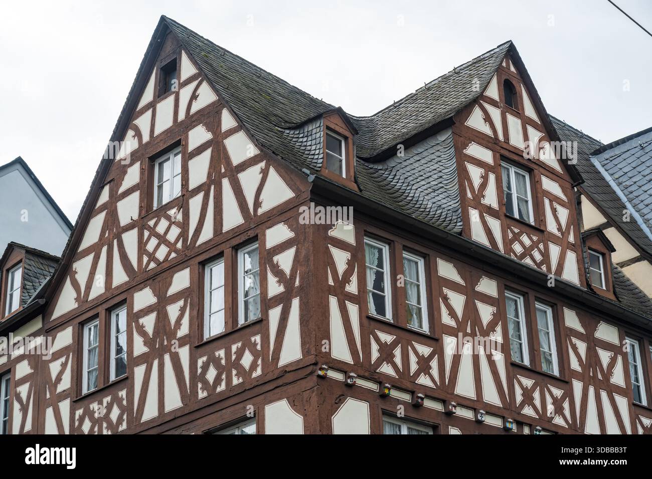 Blick auf ein historisches Gebäude mit dunkelrotem Holzrahmen im Kontrast zu den weißen Wänden unter einem Schieferdach, Koblenz Mitte, Rheinland-Pfalz, Stockfoto