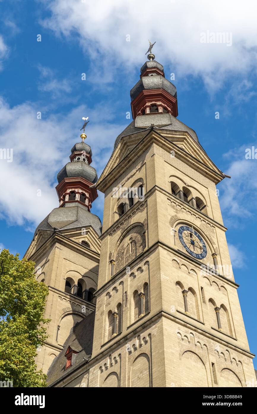 Blick auf die imposanten romanischen Türme der Liebfrauenkirche erheben sich vor einem leuchtend blauen Himmel mit Wolken, Koblenz Mitte, Rhein Stockfoto