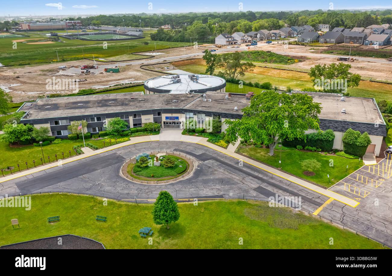 Drohnenfotografie der St. Philip the Apostle Catholic Church in Addison Illinois, die den Campus der Kirche und das umliegende U-Boot zeigt Stockfoto