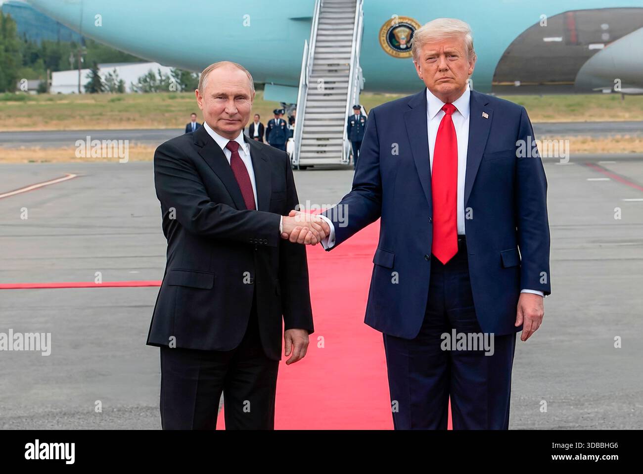 Präsident Putin und Präsident Trump treffen sich zu Gesprächen über die Ukraine am 15. August 2025 der Russland-USA-Gipfel 2025 (auch bekannt als Alaska 2025 oder Trump-Putin-Gipfel in Alaska) war ein Gipfeltreffen zwischen US-Präsident Donald Trump und dem russischen Präsidenten Wladimir Putin. Es fand am 15. August 2025 auf der Joint Base Elmendorf–Richardson in Anchorage, Alaska, statt Stockfoto
