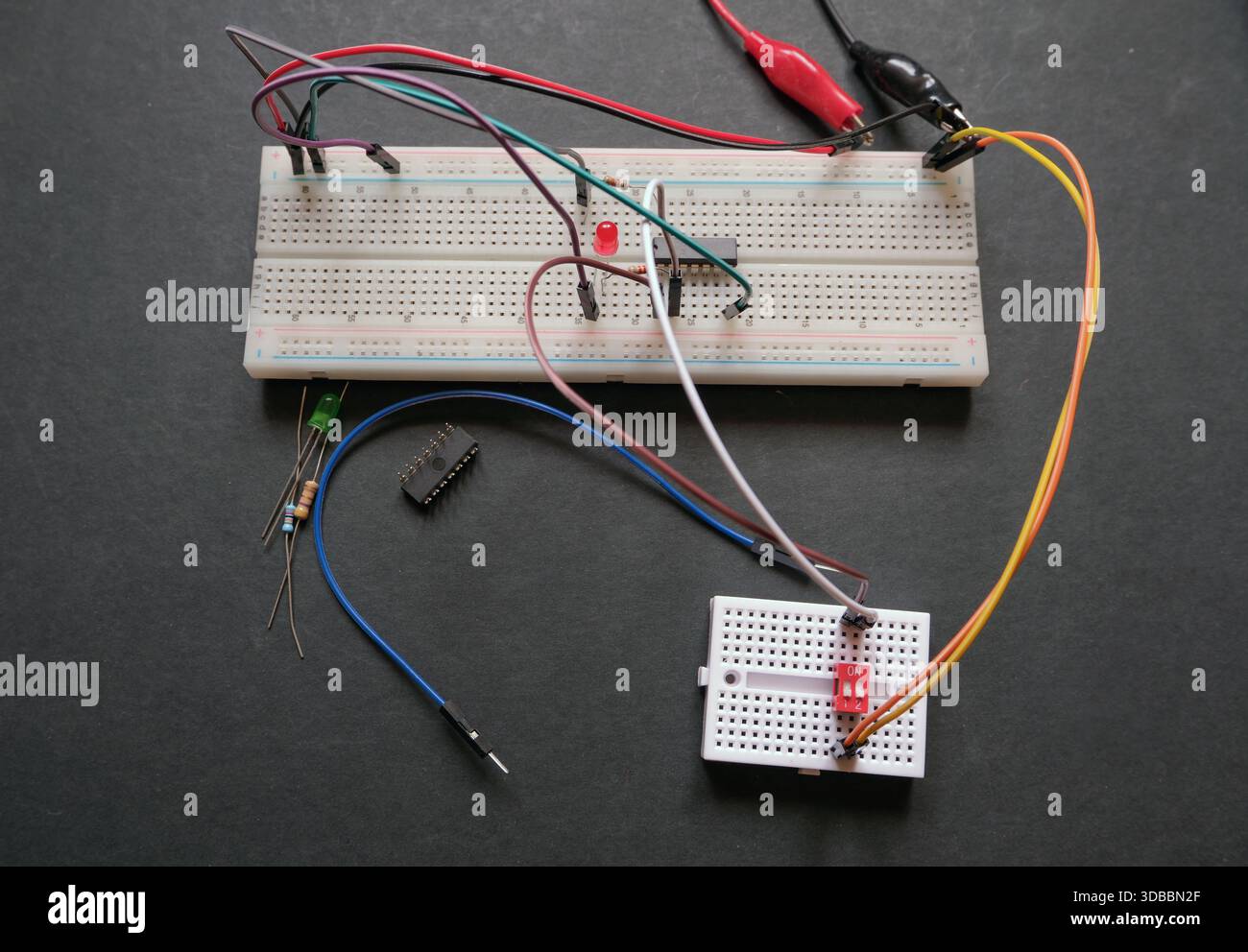 Elektronisches Unterrichtsexperiment auf einem Breadboard. Stockfoto