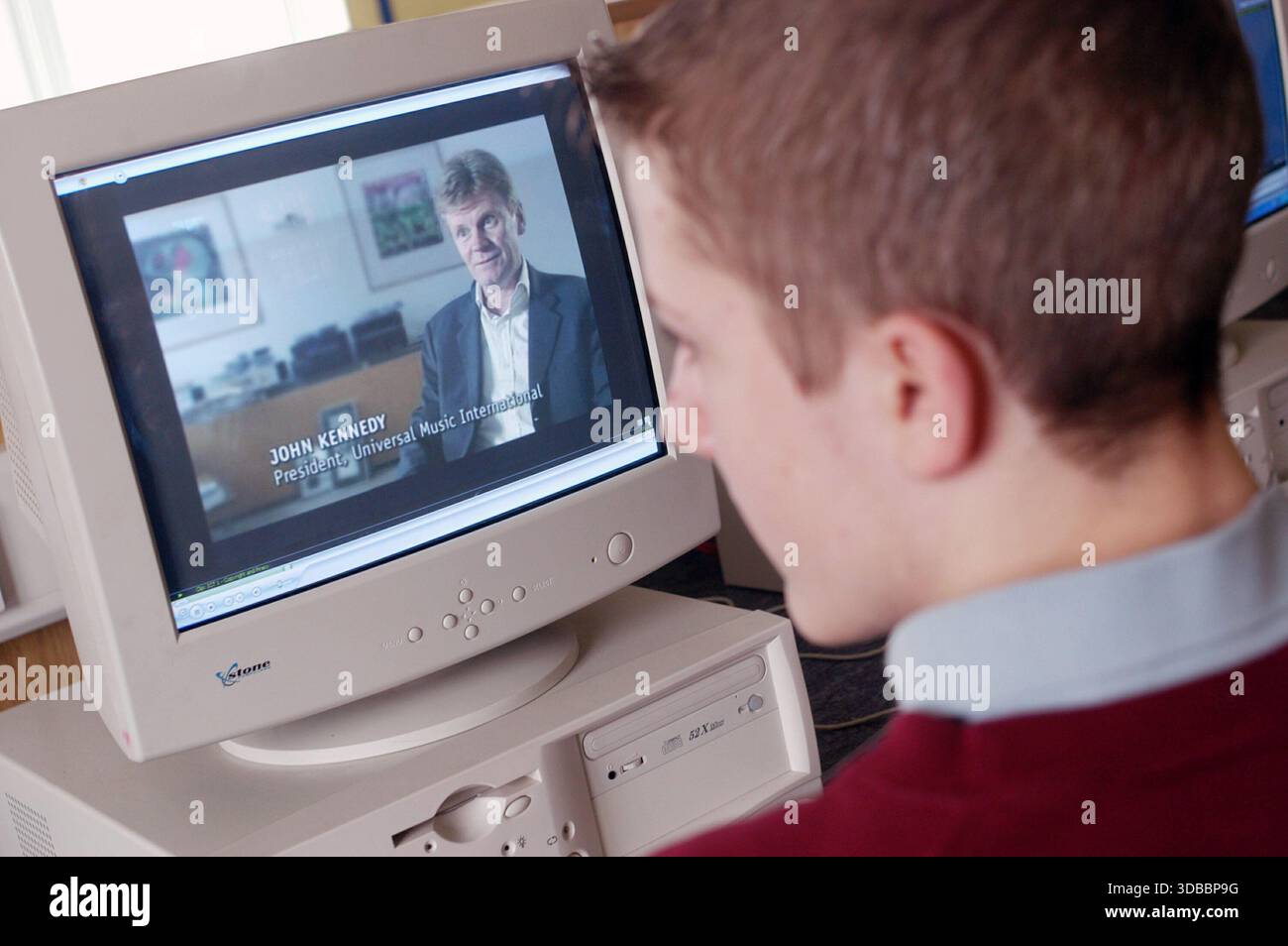 Schüler mit CRT-Computern. Stockfoto