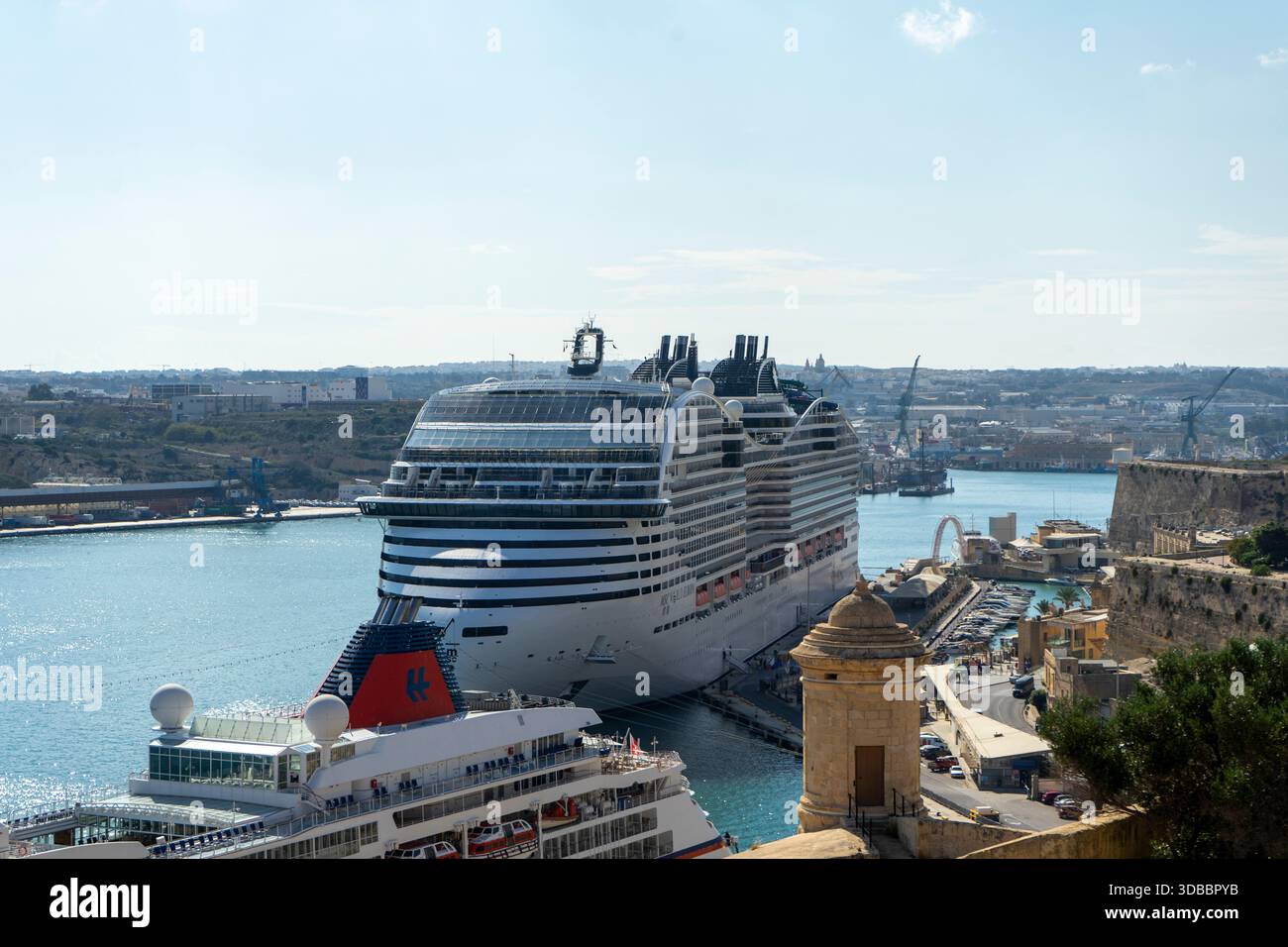 Valletta, Malta - 06.11.2024: Das Kreuzfahrtschiff der MSC World Europa legt im Hafen von Valletta an Stockfoto