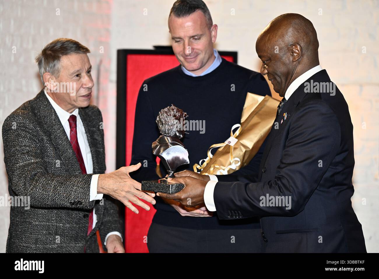Grimbergen, Belgien. Dezember 2025. Guy Goethals, ehemaliger Club-Trainer Nicky Hayen und Vincent Kompany Vater Pierre, fotografierten während einer Zeremonie für die „Raymond Goethals Trophy“ und den „Dominique D’Onofrio Prize“ am Montag, den 15. Dezember 2025 in Grimbergen. Die Raymond Goethals Trophäe ist belgischen Trainern vorbehalten, die in Belgien oder im Ausland aktiv sind. Der Dominique D'Onofrio-Preis ist für Anfänger in der Jupiler Pro League reserviert, die nicht älter als 20 Jahre sind. BELGA PHOTO ERIC LALMAND Credit: Belga News Agency/Alamy Live News Stockfoto