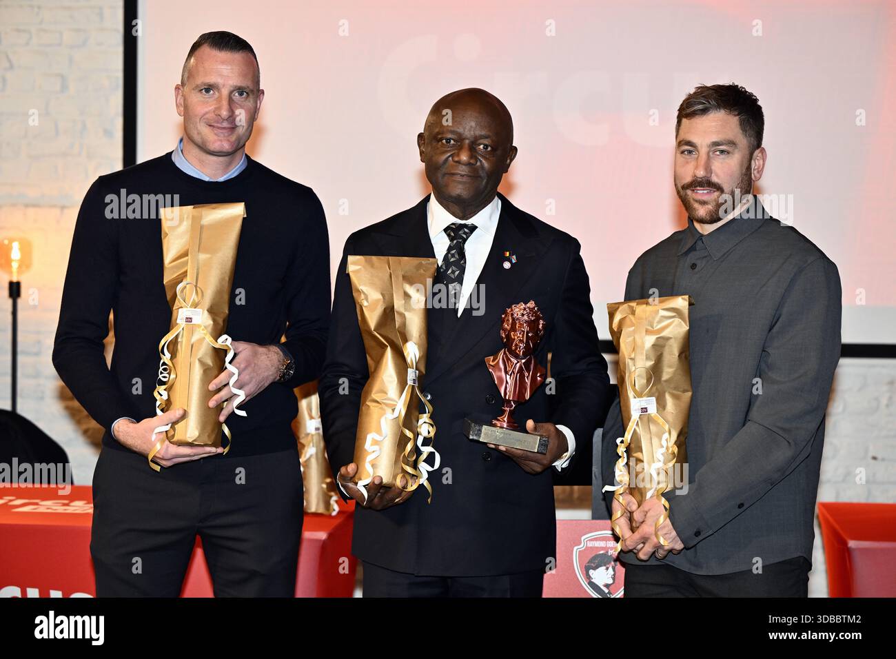 Grimbergen, Belgien. Dezember 2025. Der ehemalige Club-Trainer Nicky Hayen, Vincent Kompanys Vater Pierre und Unidentifeid mit der Trophäe für Monacos Pocognoli, die während einer Zeremonie für die „Raymond Goethals Trophy“ und den „Dominique D’Onofrio Prize“ am Montag, den 15. Dezember 2025 in Grimbergen gezeigt wurde. Die Raymond Goethals Trophäe ist belgischen Trainern vorbehalten, die in Belgien oder im Ausland aktiv sind. Der Dominique D'Onofrio-Preis ist für Anfänger in der Jupiler Pro League reserviert, die nicht älter als 20 Jahre sind. BELGA PHOTO ERIC LALMAND Credit: Belga News Agency/Alamy Live News Stockfoto