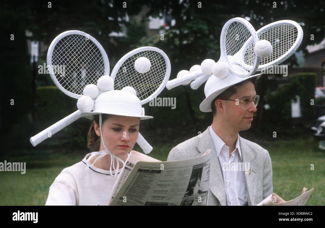 Fashion Designer tragen Tennis raquet Stil Hüte bei Wimbledon Tennis Turnier 1988. Stockfoto