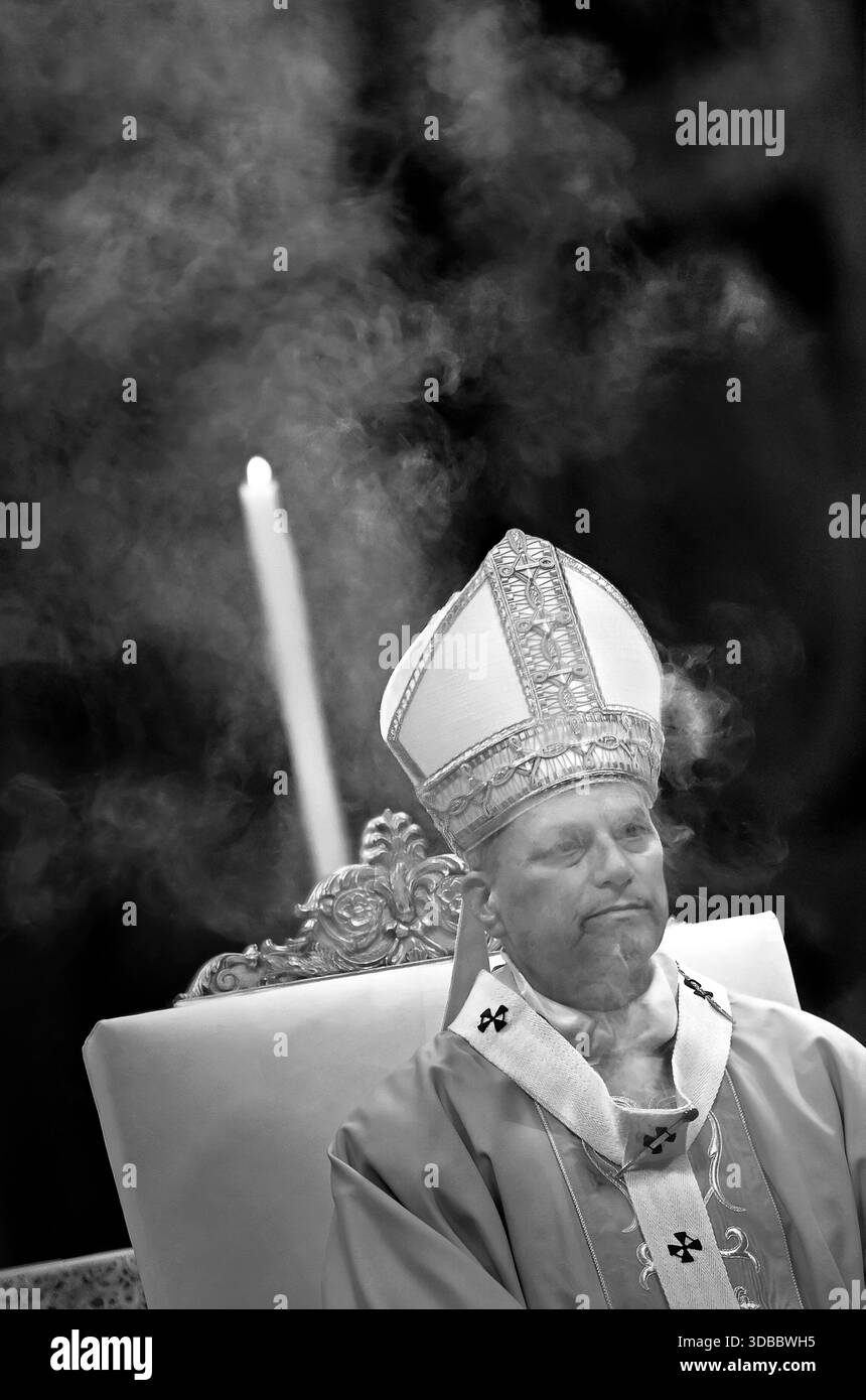 Vatikanstadt, Vatikan. Dezember 2025. VATIKANSTADT, VATIKAN - 14. DEZEMBER: Papst Leo XIV. Feiert am 14. Dezember 2025 im Vatikan die Messe zum Jubiläum der Gefangenen im Petersdom. Quelle: dpa/Alamy Live News Stockfoto