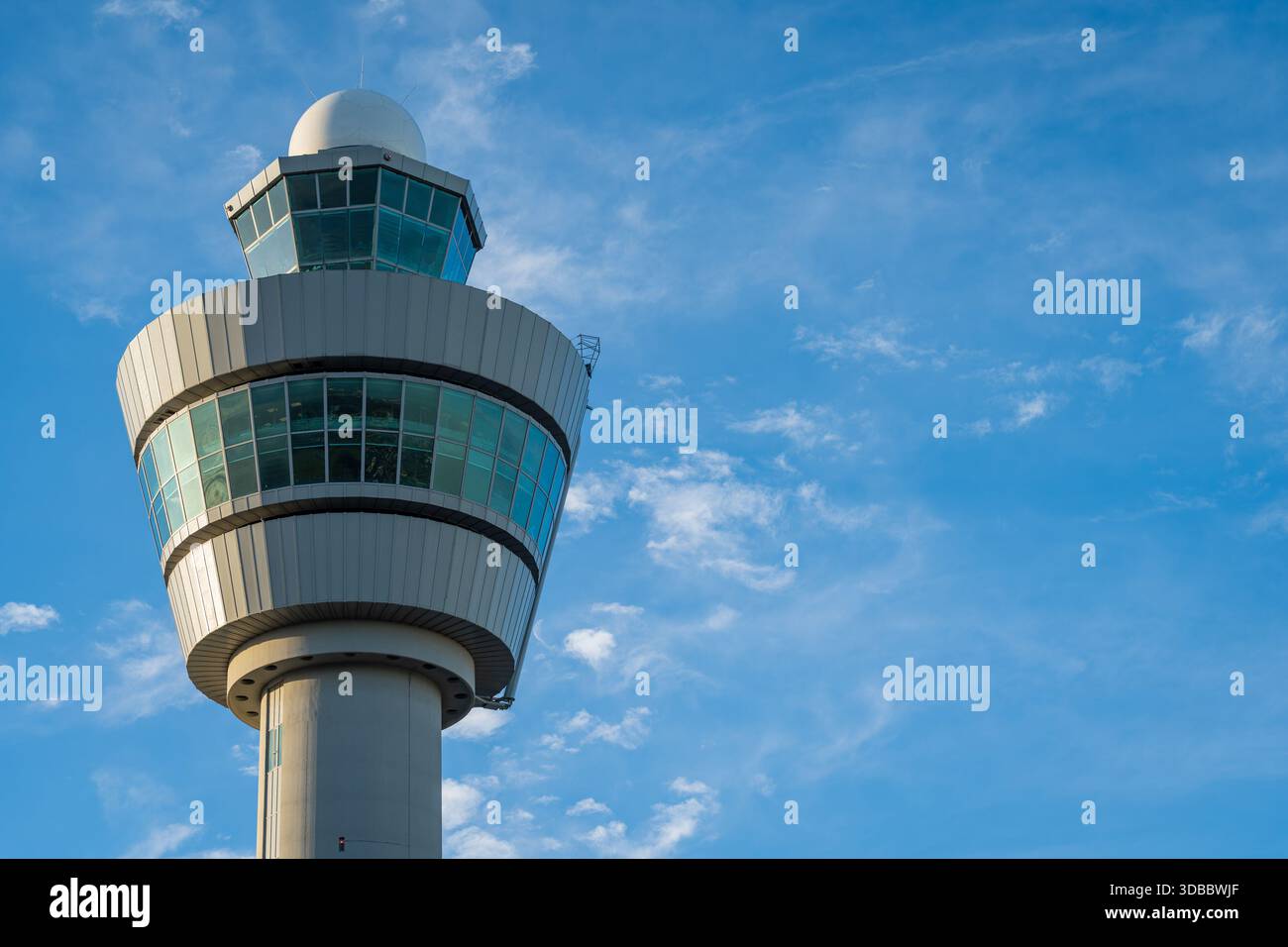 Moderner Airport Control Tower gegen einen klaren blauen Himmel Stockfoto