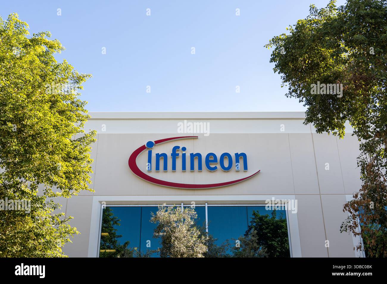 Chandler, AZ – 24. November 2025: Infineon Technologies AG produziert und entwickelt Halbleiterprodukte für die Automobilindustrie, umweltfreundliche industrielle Energie, Leistungsmessung Stockfoto