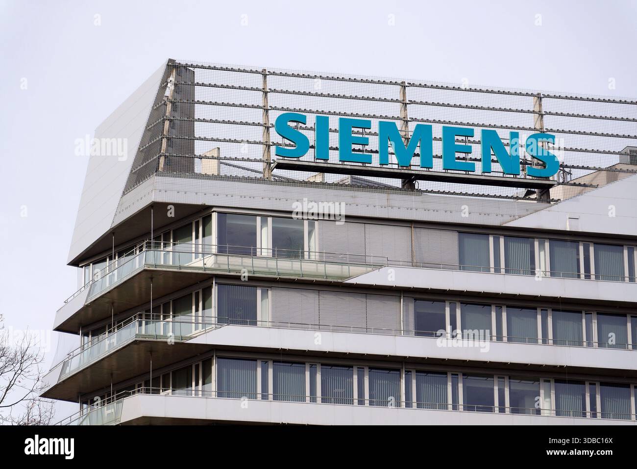 Logo des deutschen multinationalen Technologiekonglomerats der Siemens AG am 9. Dezember 2025 in Prag, Tschechische Republik. Stockfoto